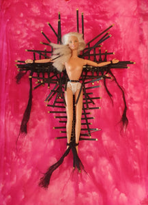 Barbie in croce