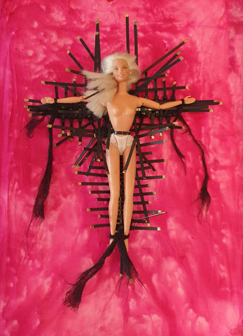 Barbie in croce