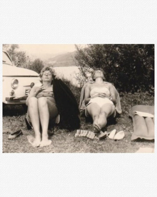 Donne prendendo il sole (Sunbathing) - Vintage Photo