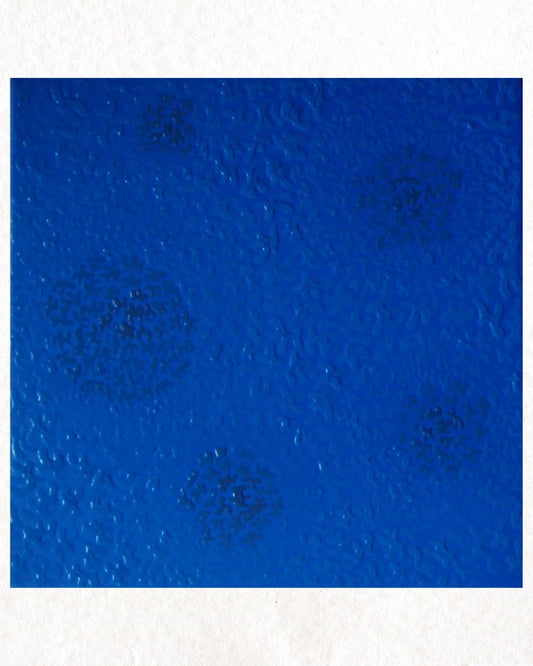 Autoritratto al microscopio in blu - Magà (Manuela Galati)