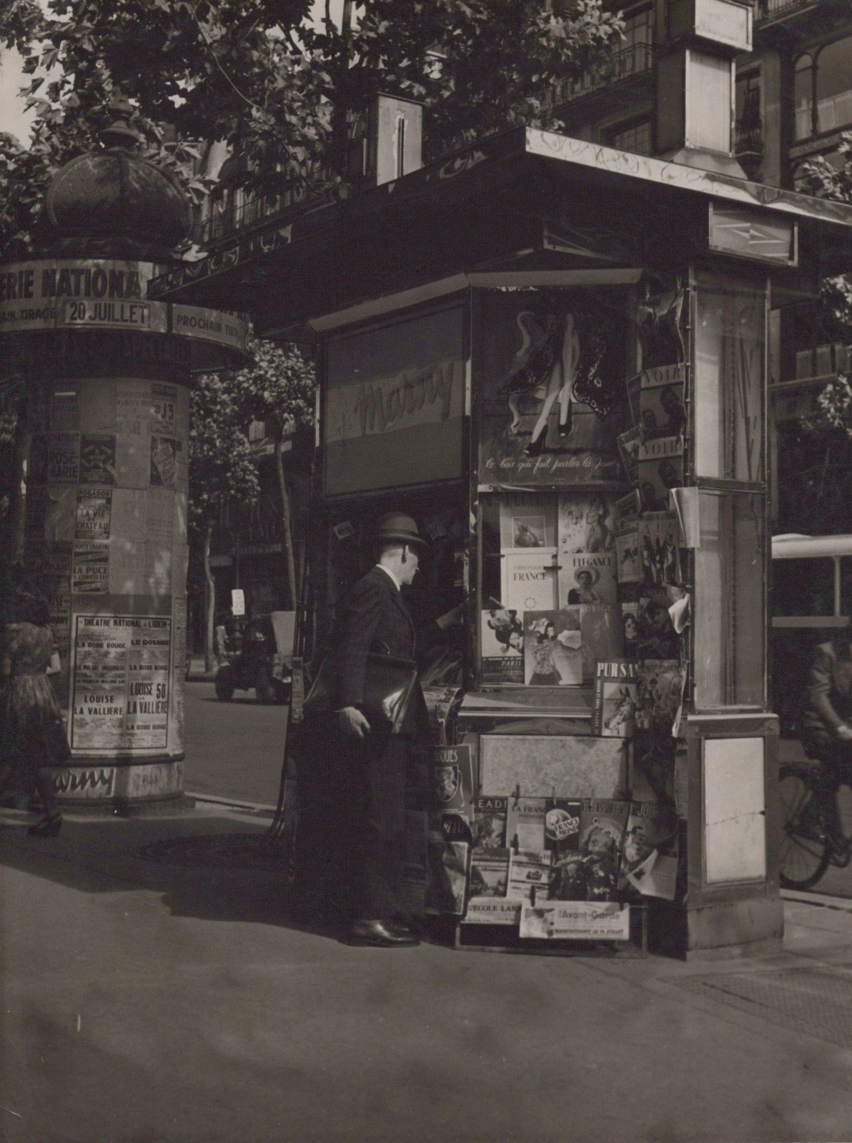 Robert Doisneau - Il venditore di giornali (Newspaper seller)