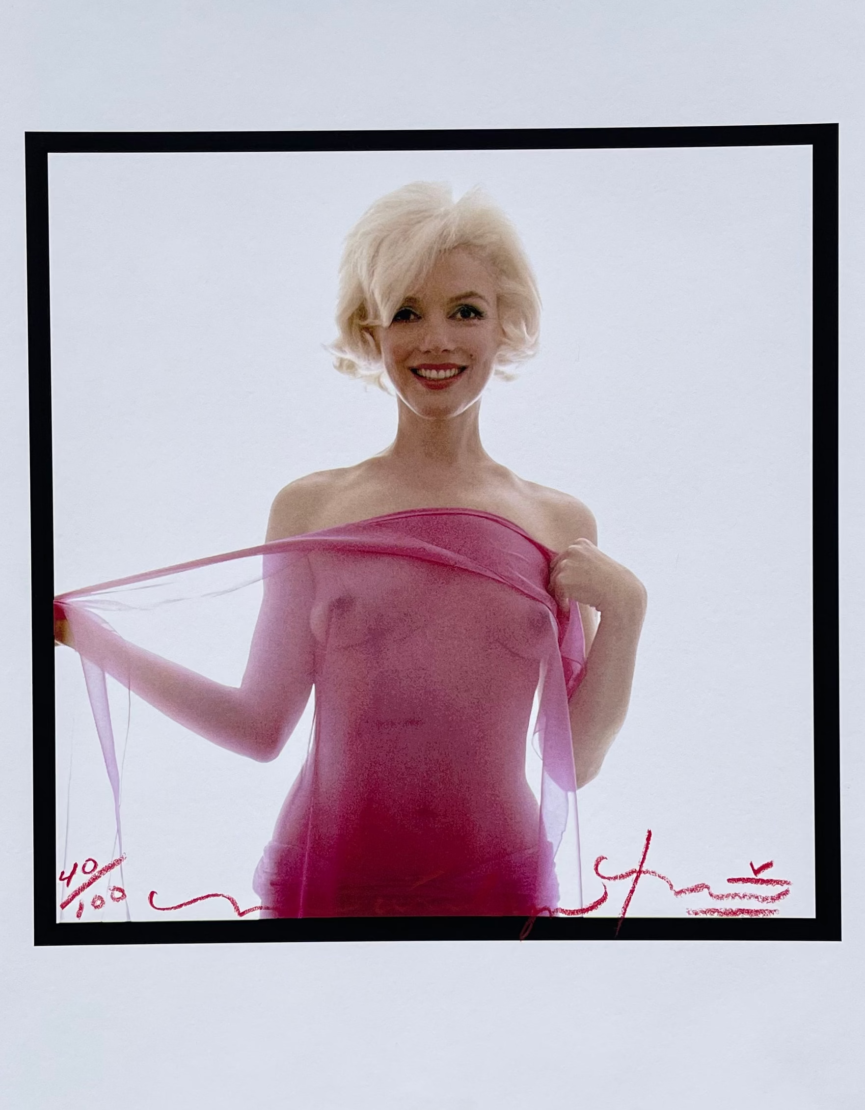 Marilyn Monroe con foulard fucsia - Bert Stern