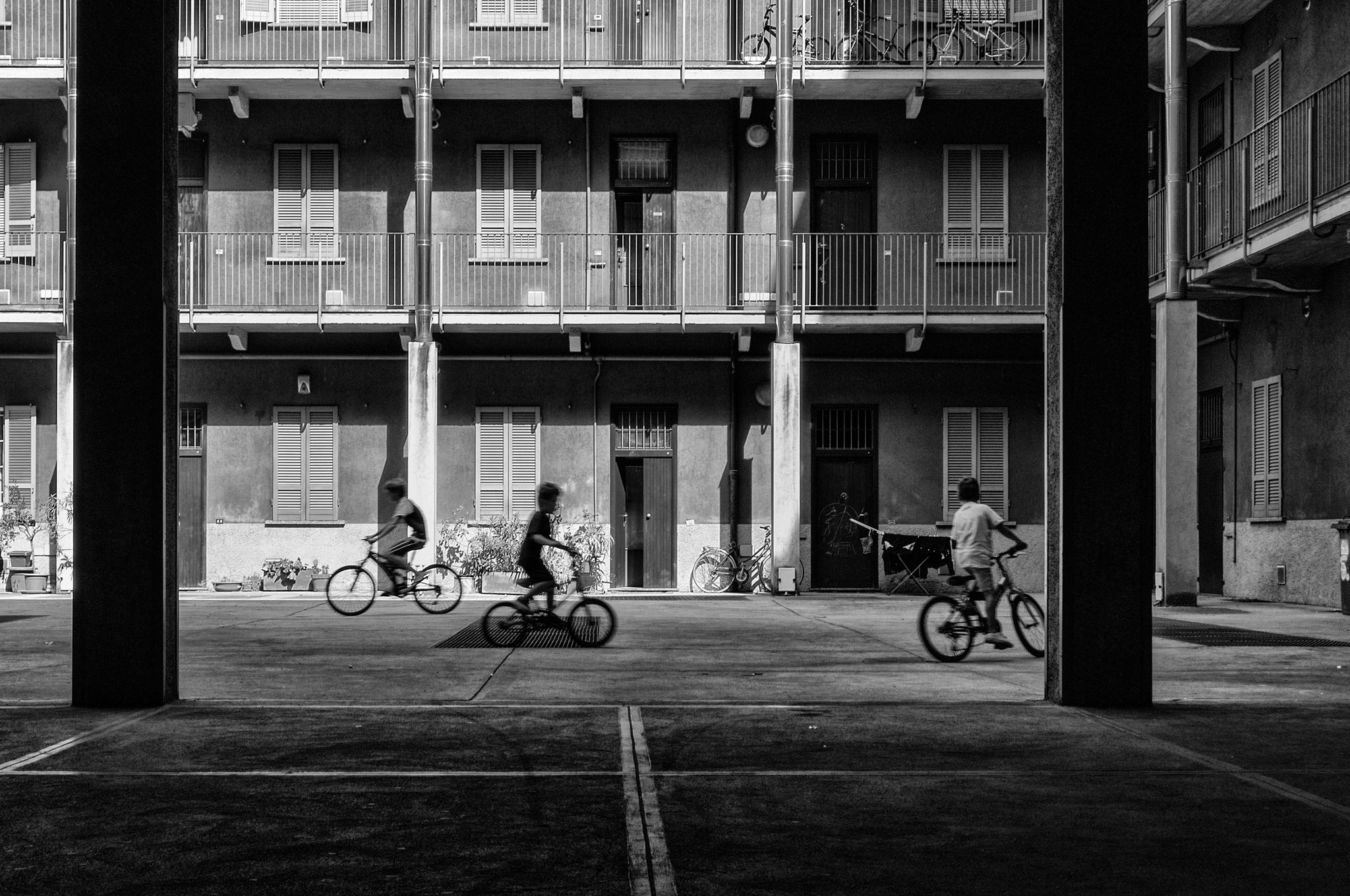 Nei cortili giocano i bambini (Children play in the backyards)