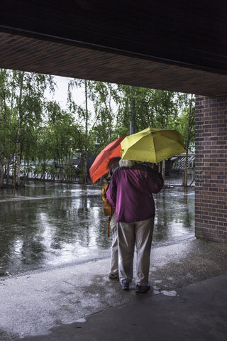 La coppia e gli ombrelli (The couple and the umbrellas)