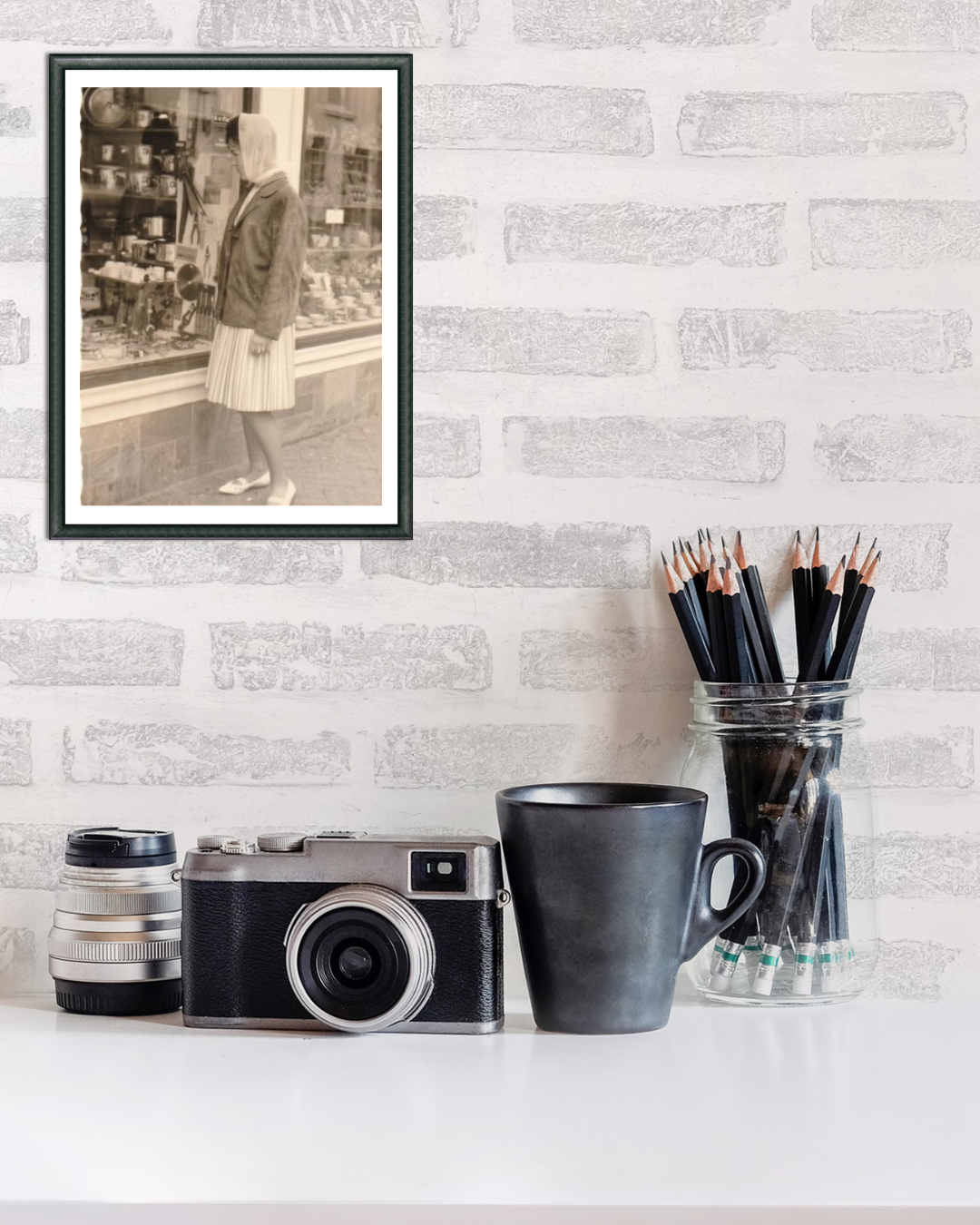 Woman by the glass-shop - Photo Vintage