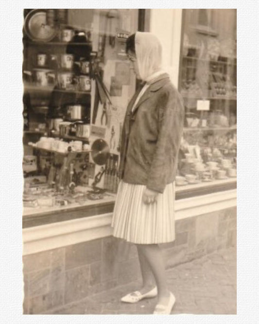 Woman by the glass-shop - Photo Vintage