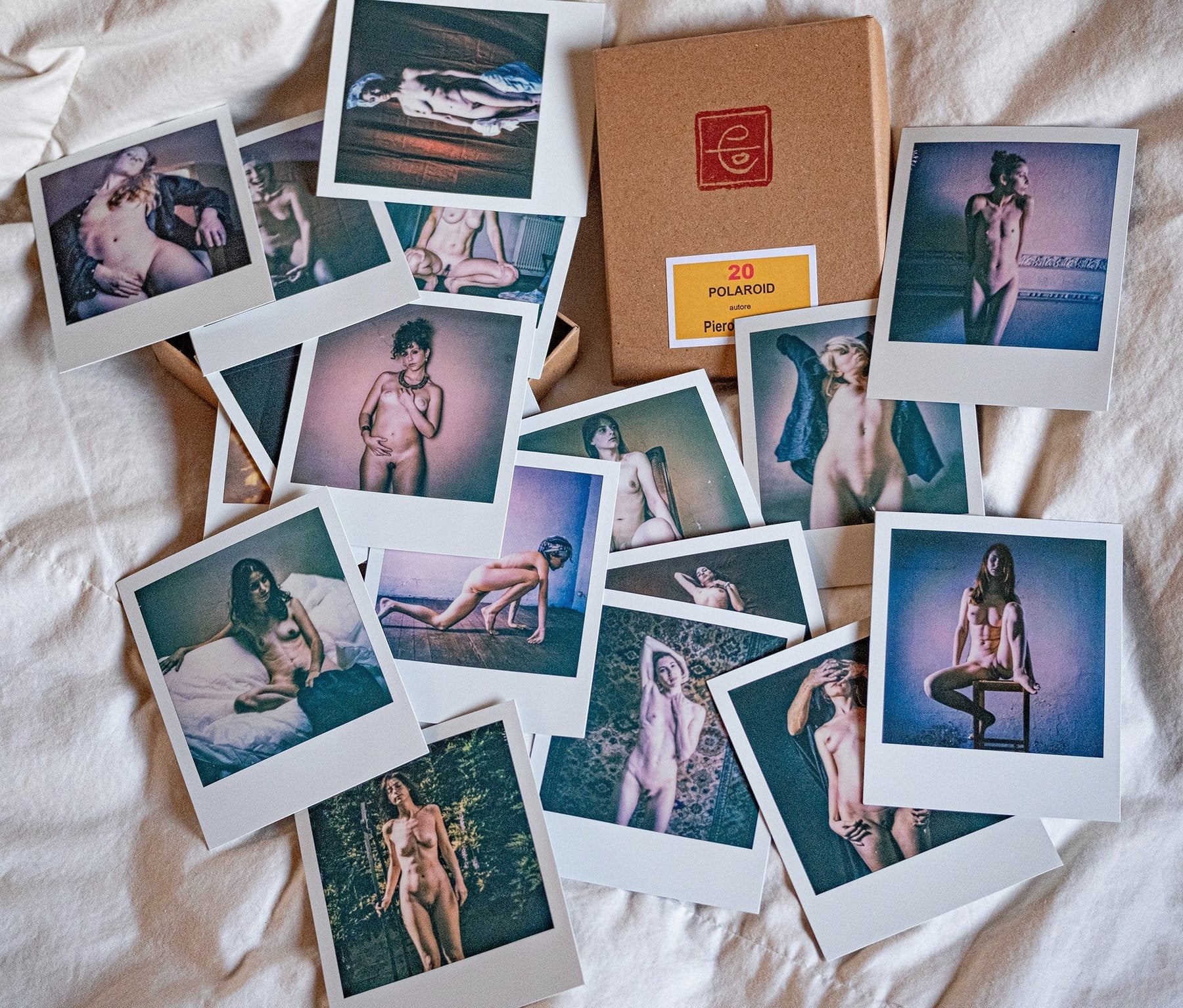 Box di 20 polaroid erotiche