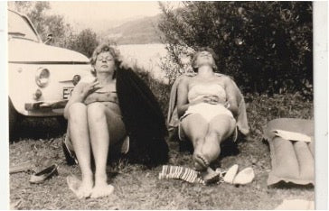 Donne prendendo il sole (Sunbathing) - Vintage Photo