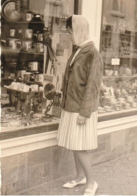Woman by the glass-shop - Photo Vintage