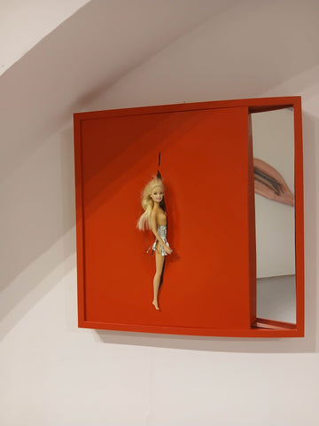 Barbie rosso specchio